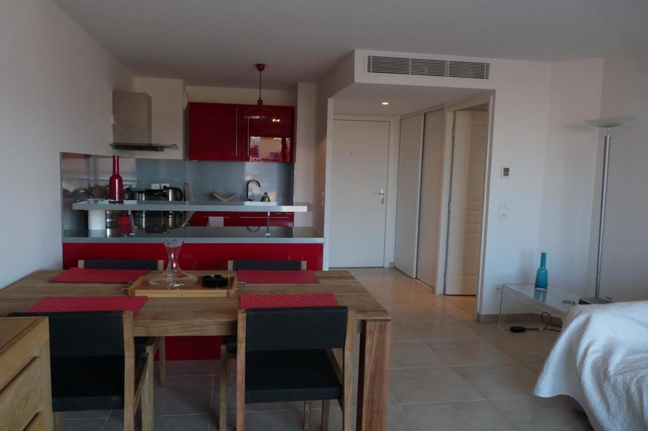 One Bedroom In Very Close To The Palais With A Private Balcony And Aircon 961 * Cannes