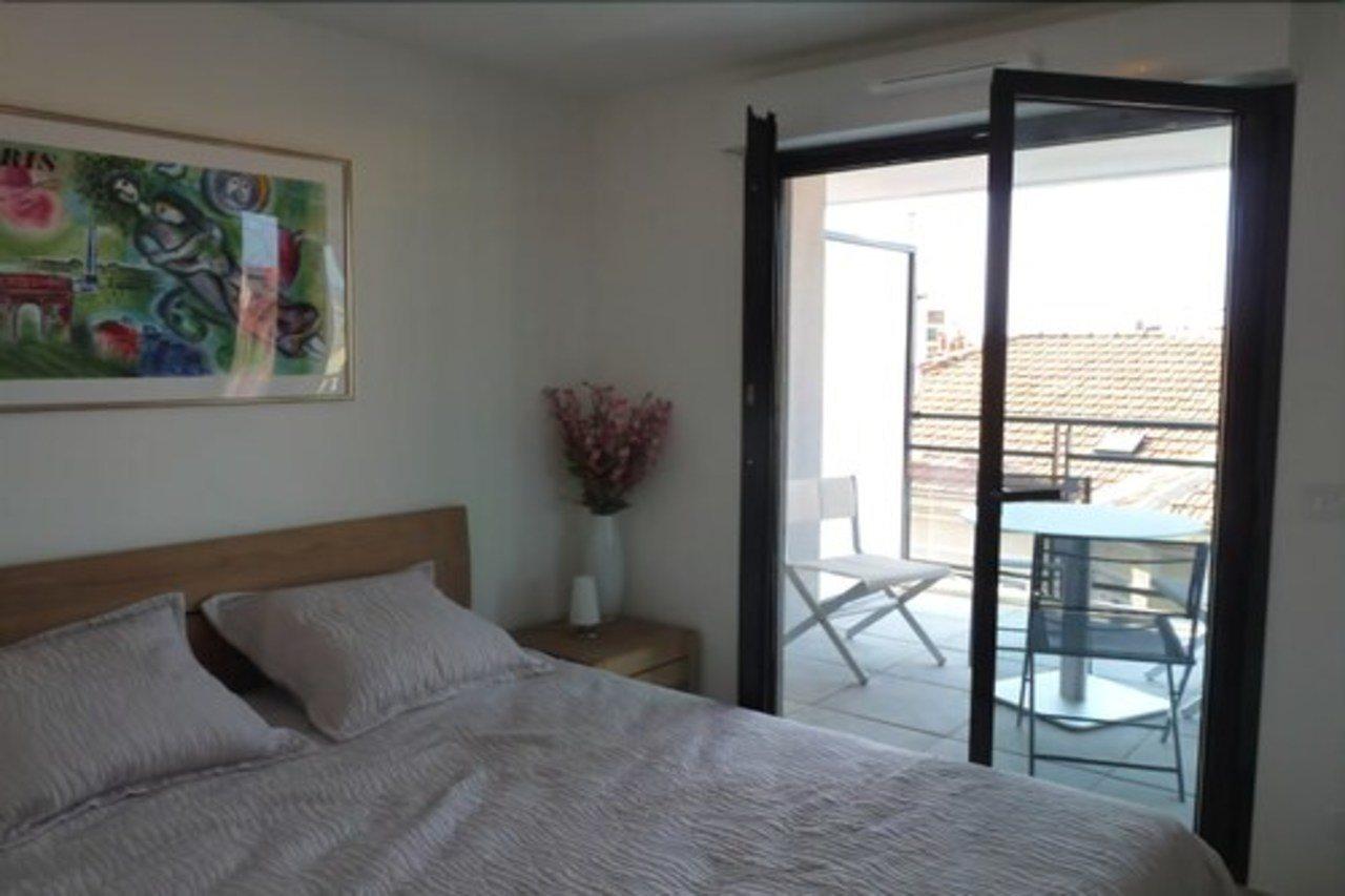One Bedroom In Very Close To The Palais With A Private Balcony And Aircon 961 Appartement