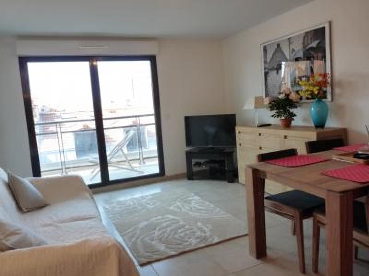 One Bedroom In Very Close To The Palais With A Private Balcony And Aircon 961 *